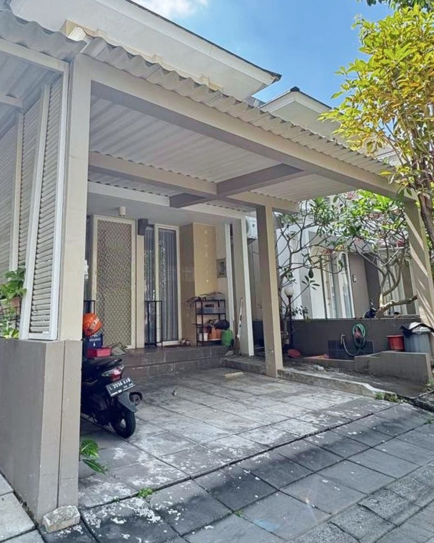 Jual Rumah 2 Lantai Murah dan Furnished, Lingkungan Aman dan Nyaman di GreenLake Citraland Surabaya Dekat dengan Pakuwon City dan Grand Pakuwon