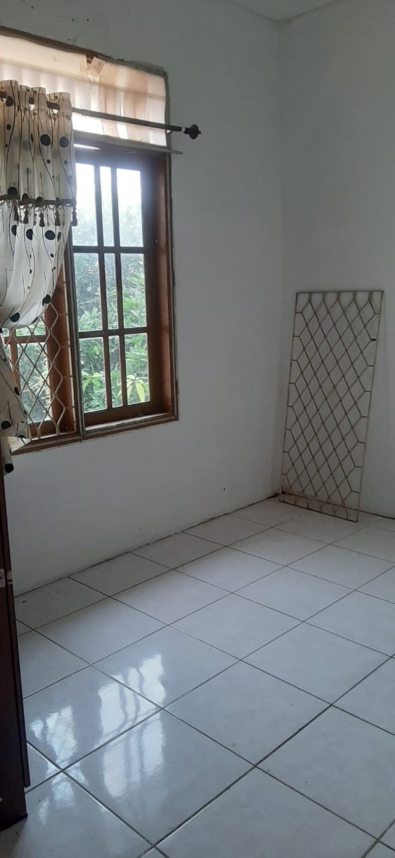 Rumah siap huni dalam kompleks tenang di Ciputat Timur