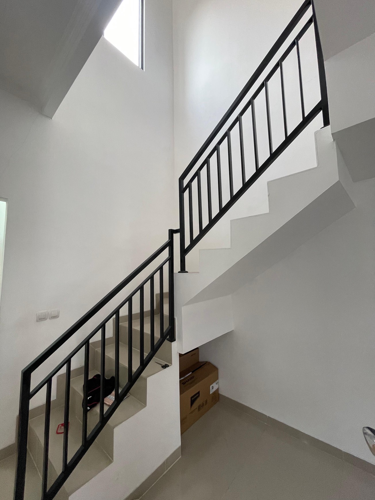 RUMAH MINIMALIS 2 LANTAI SIAP HUNI DI CIPAYUNG JAKTIM