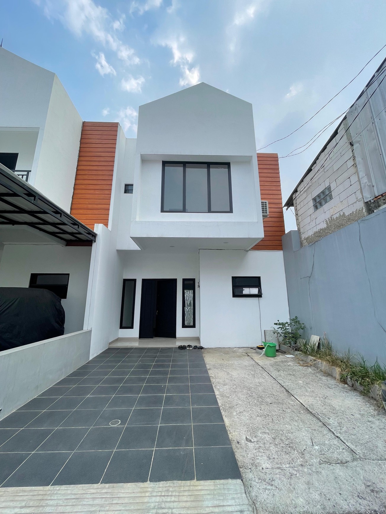 RUMAH MINIMALIS 2 LANTAI SIAP HUNI DI CIPAYUNG JAKTIM