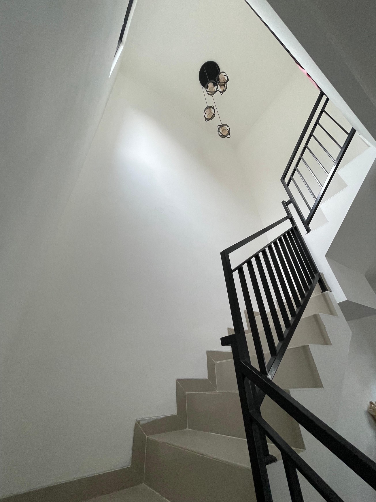 RUMAH MINIMALIS 2 LANTAI SIAP HUNI DI CIPAYUNG JAKTIM