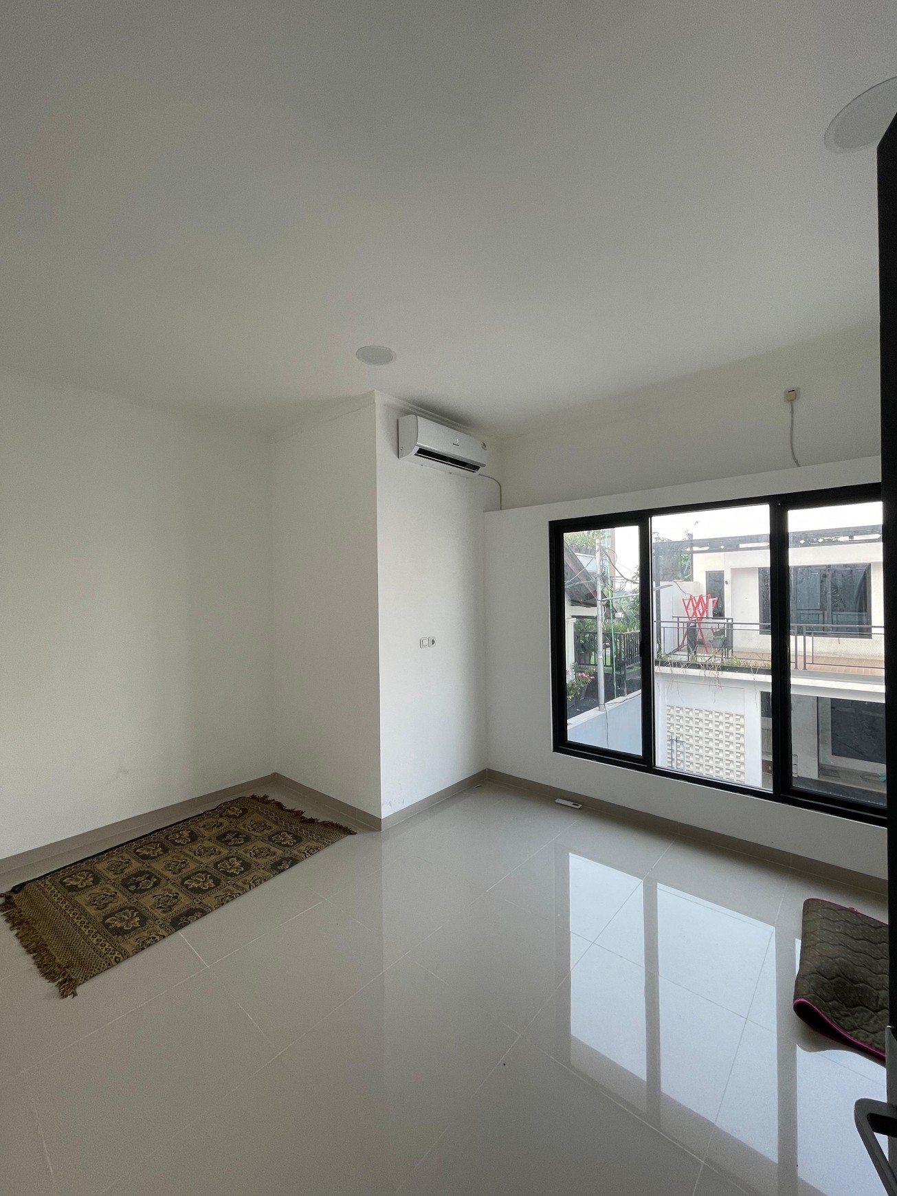 RUMAH MINIMALIS 2 LANTAI SIAP HUNI DI CIPAYUNG JAKTIM