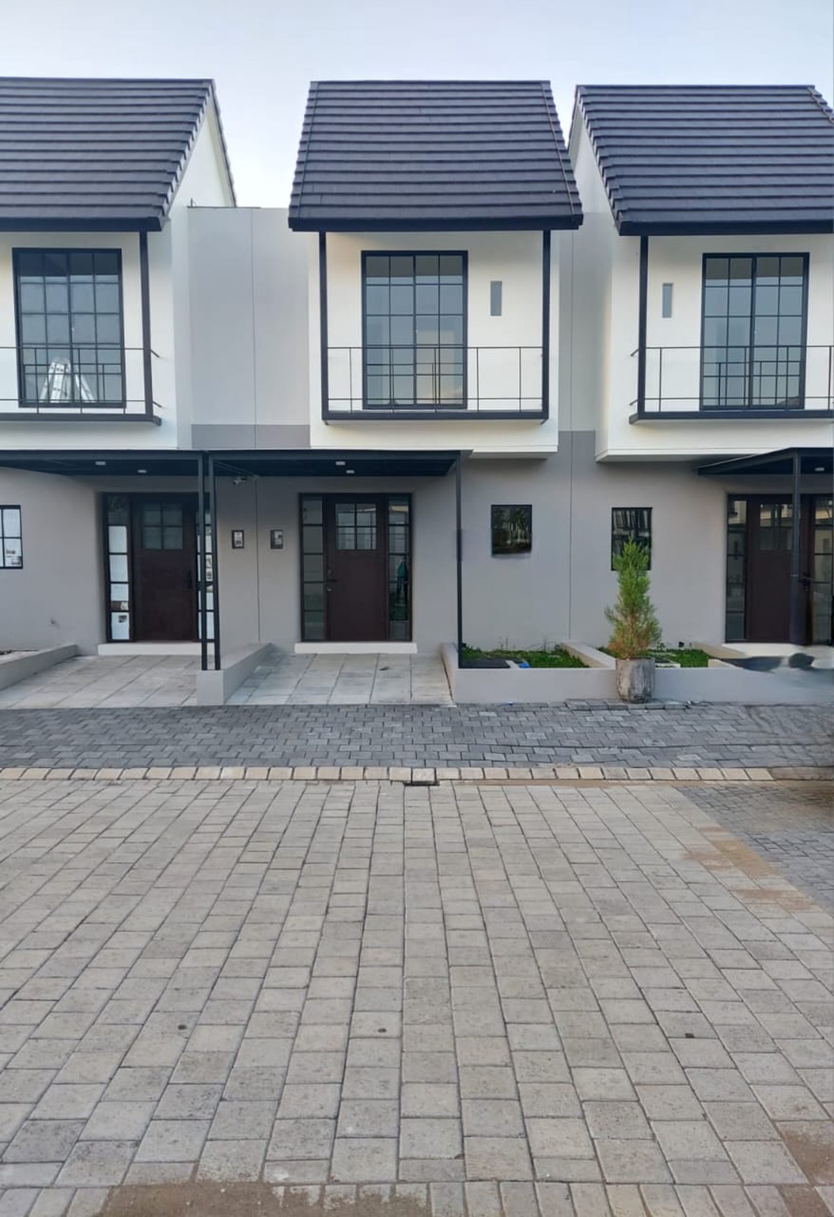 Disewakan Rumah New Gress Dua Lantai Perumahan Graha Natura Surabaya