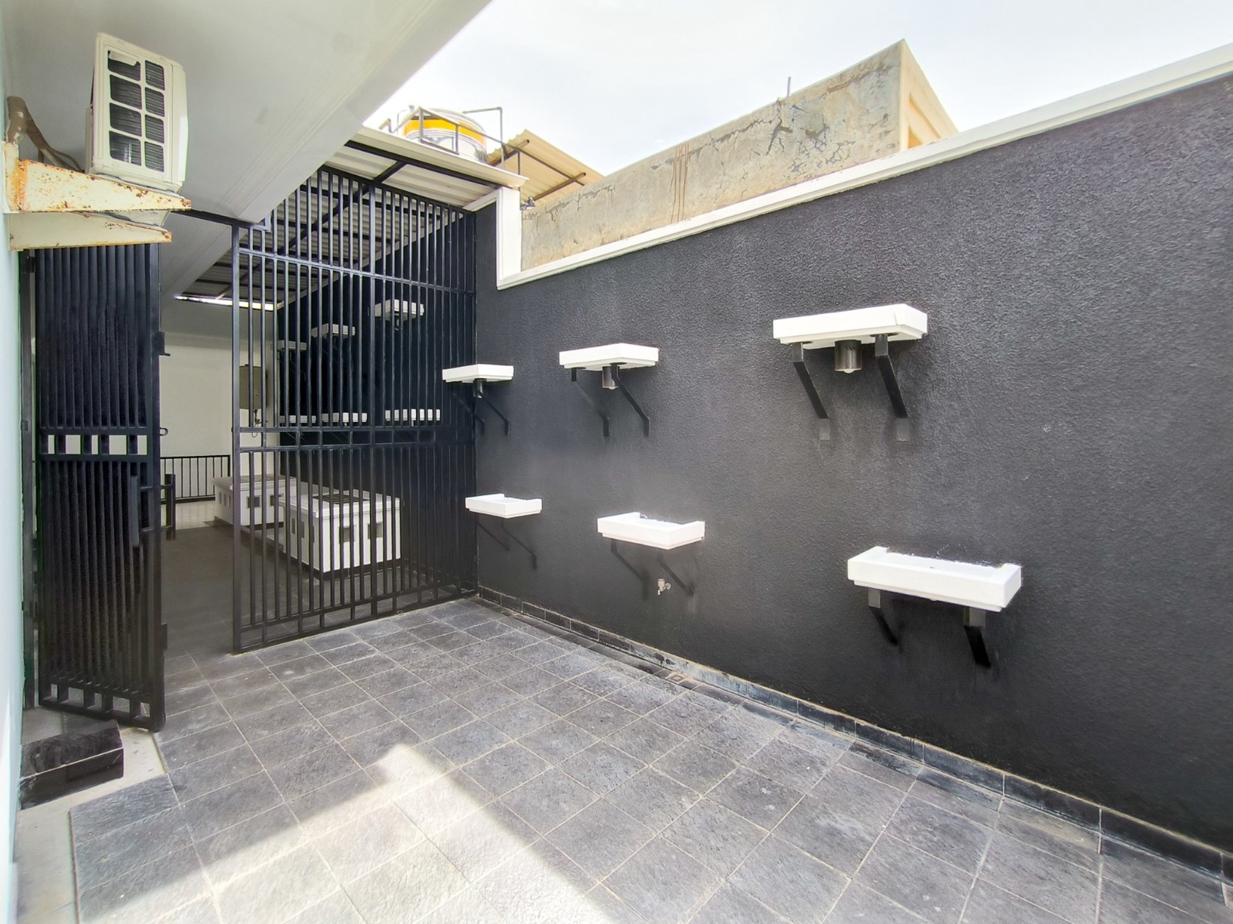 Rumah Bagus,ada kolam renang,jalan lebar di Bintaro Jaya 8