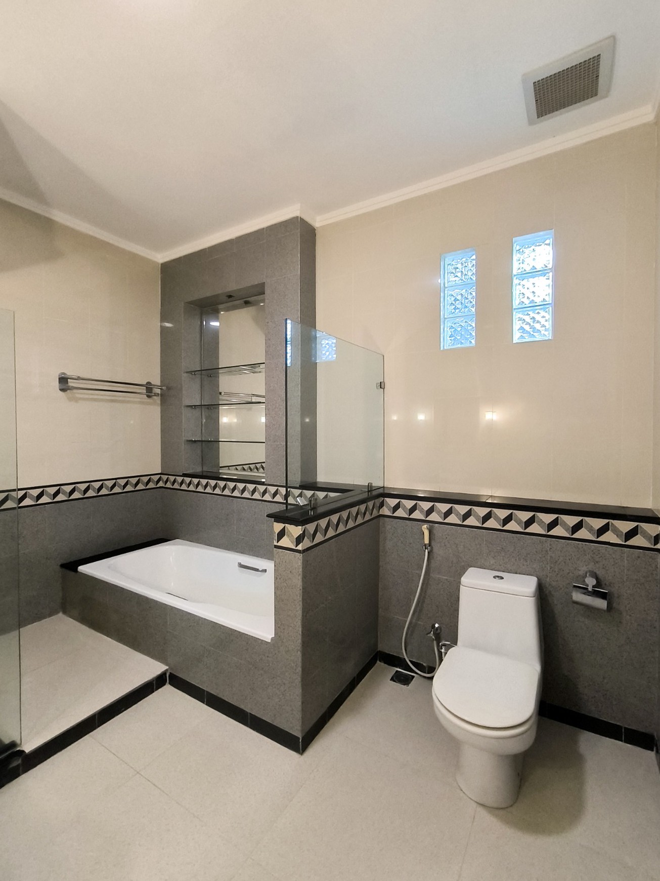 Rumah Bagus,ada kolam renang,jalan lebar di Bintaro Jaya 8