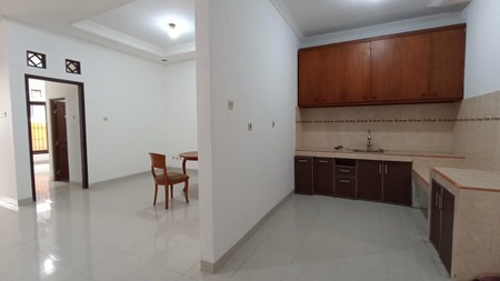 Rumah 2 Lantai 3+1 Kamar Tidur di Tebet Barat Dalam dekat MT Haryono