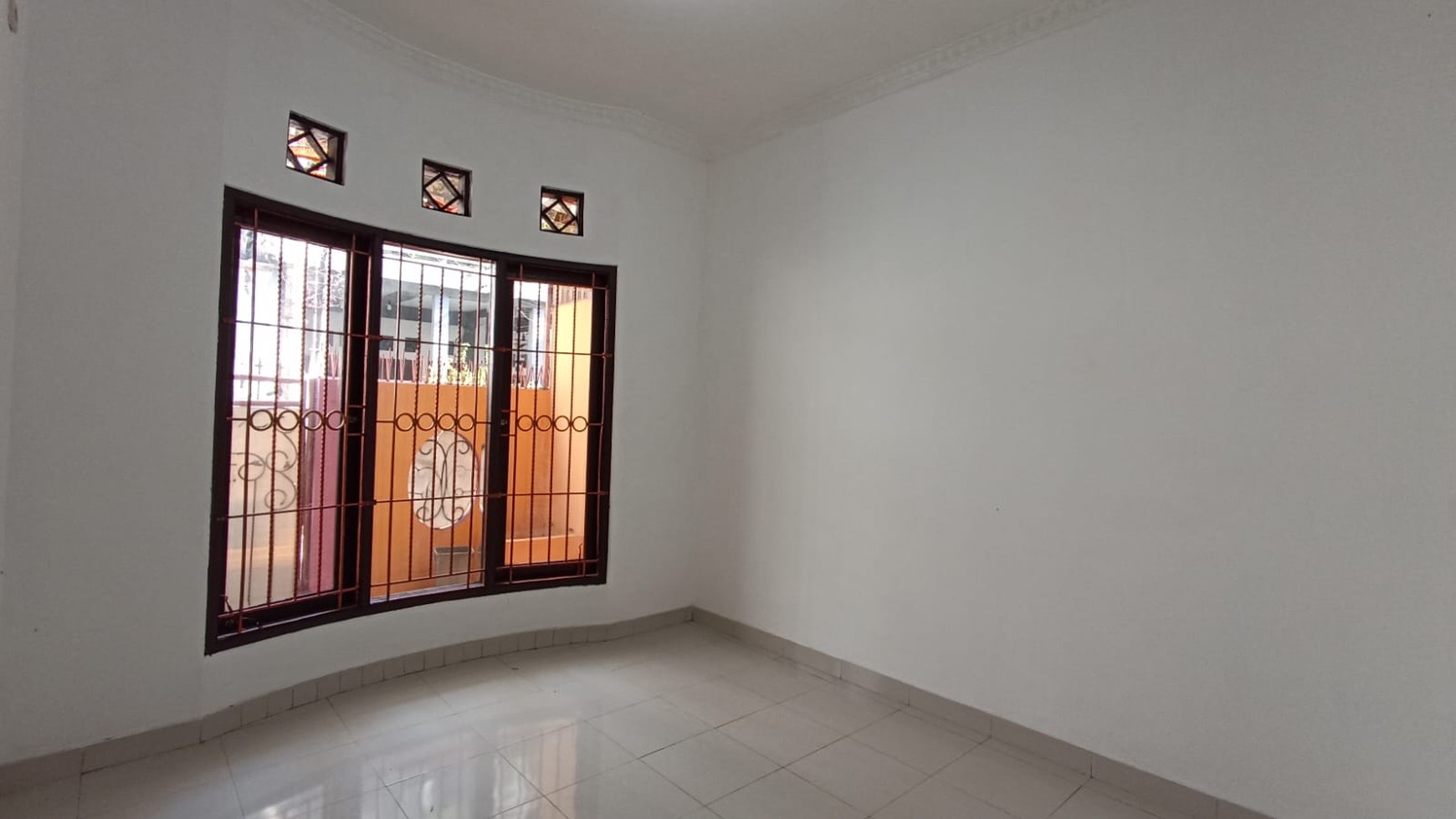 Rumah 2 Lantai 3+1 Kamar Tidur di Tebet Barat Dalam dekat MT Haryono