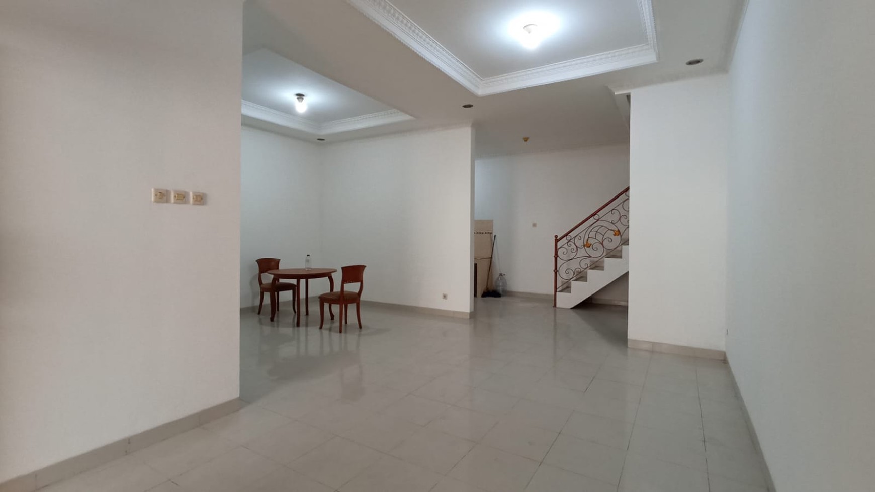 Rumah 2 Lantai 3+1 Kamar Tidur di Tebet Barat Dalam dekat MT Haryono