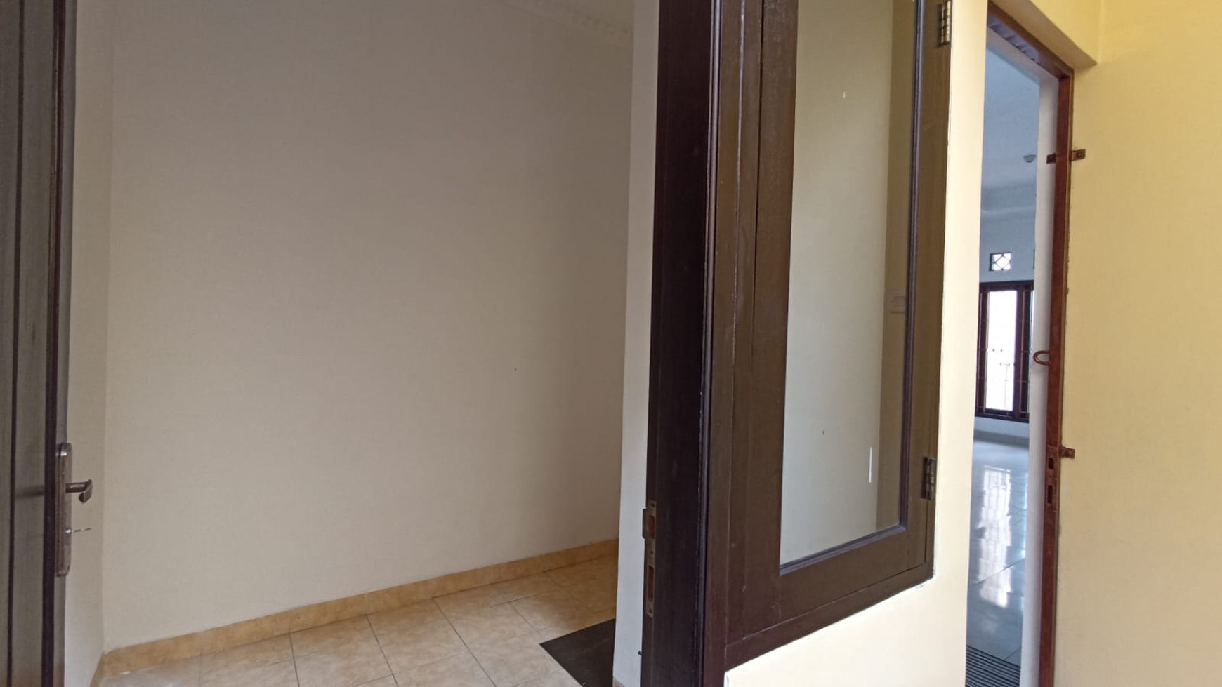 Rumah 2 Lantai 3+1 Kamar Tidur di Tebet Barat Dalam dekat MT Haryono