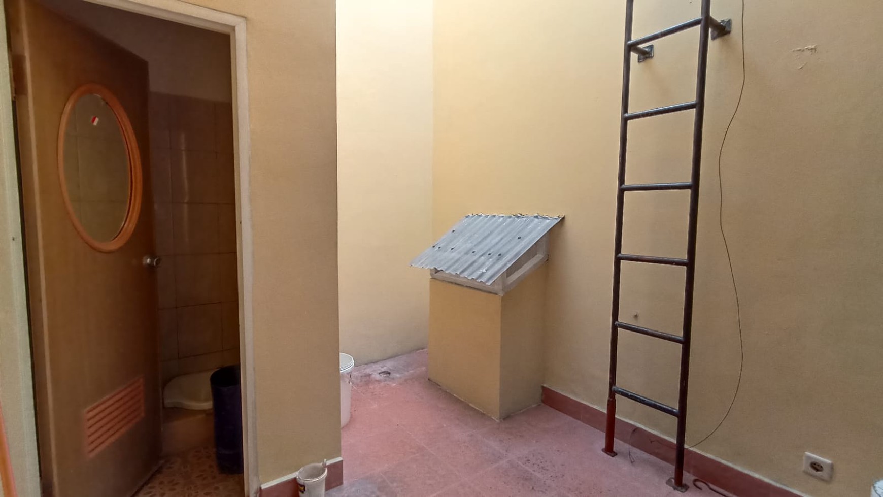 Rumah 2 Lantai 3+1 Kamar Tidur di Tebet Barat Dalam dekat MT Haryono