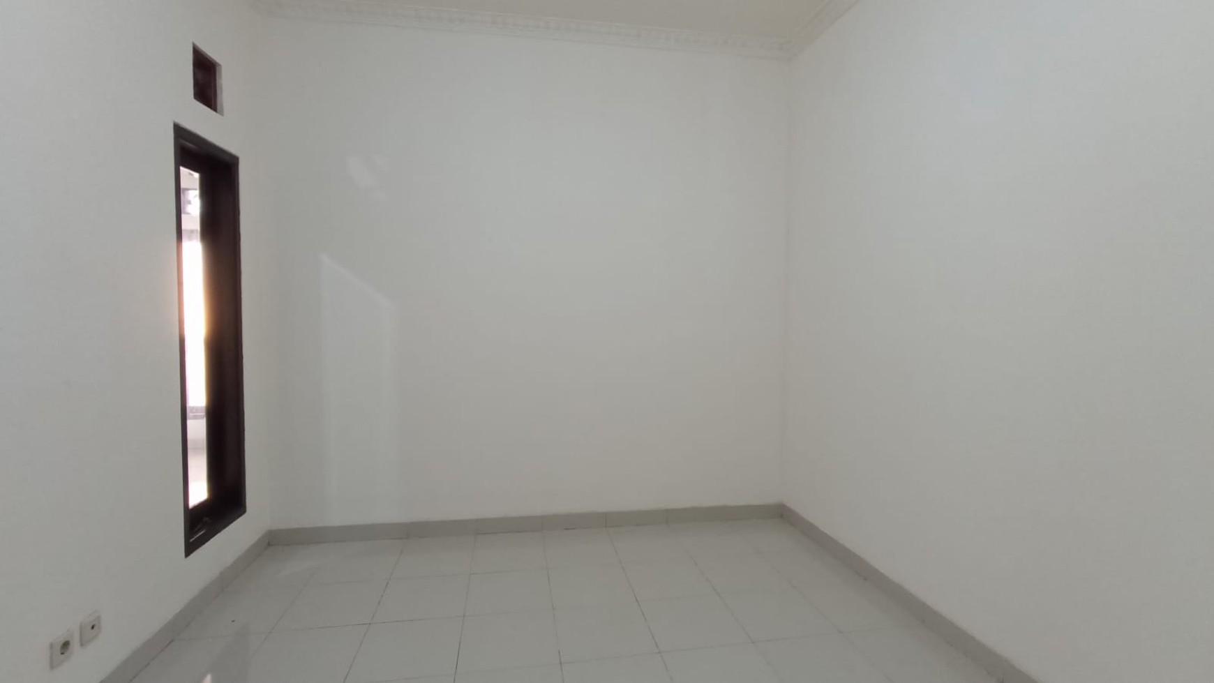 Rumah 2 Lantai 3+1 Kamar Tidur di Tebet Barat Dalam dekat MT Haryono