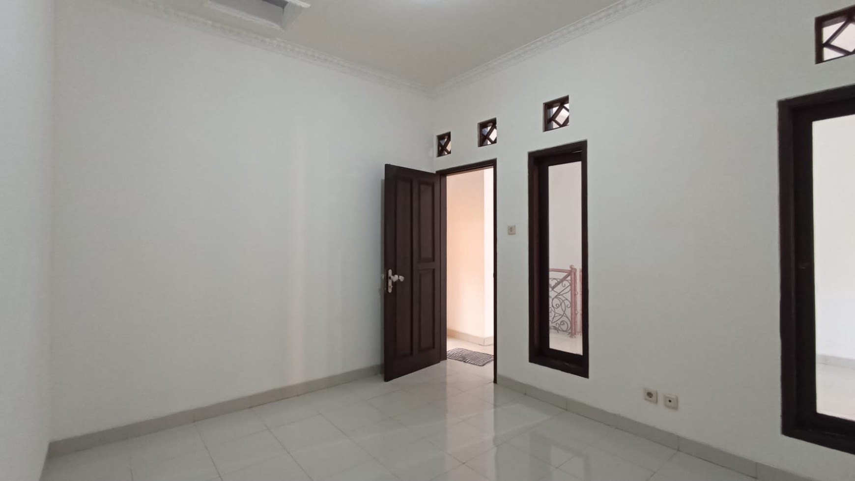 Rumah 2 Lantai 3+1 Kamar Tidur di Tebet Barat Dalam dekat MT Haryono