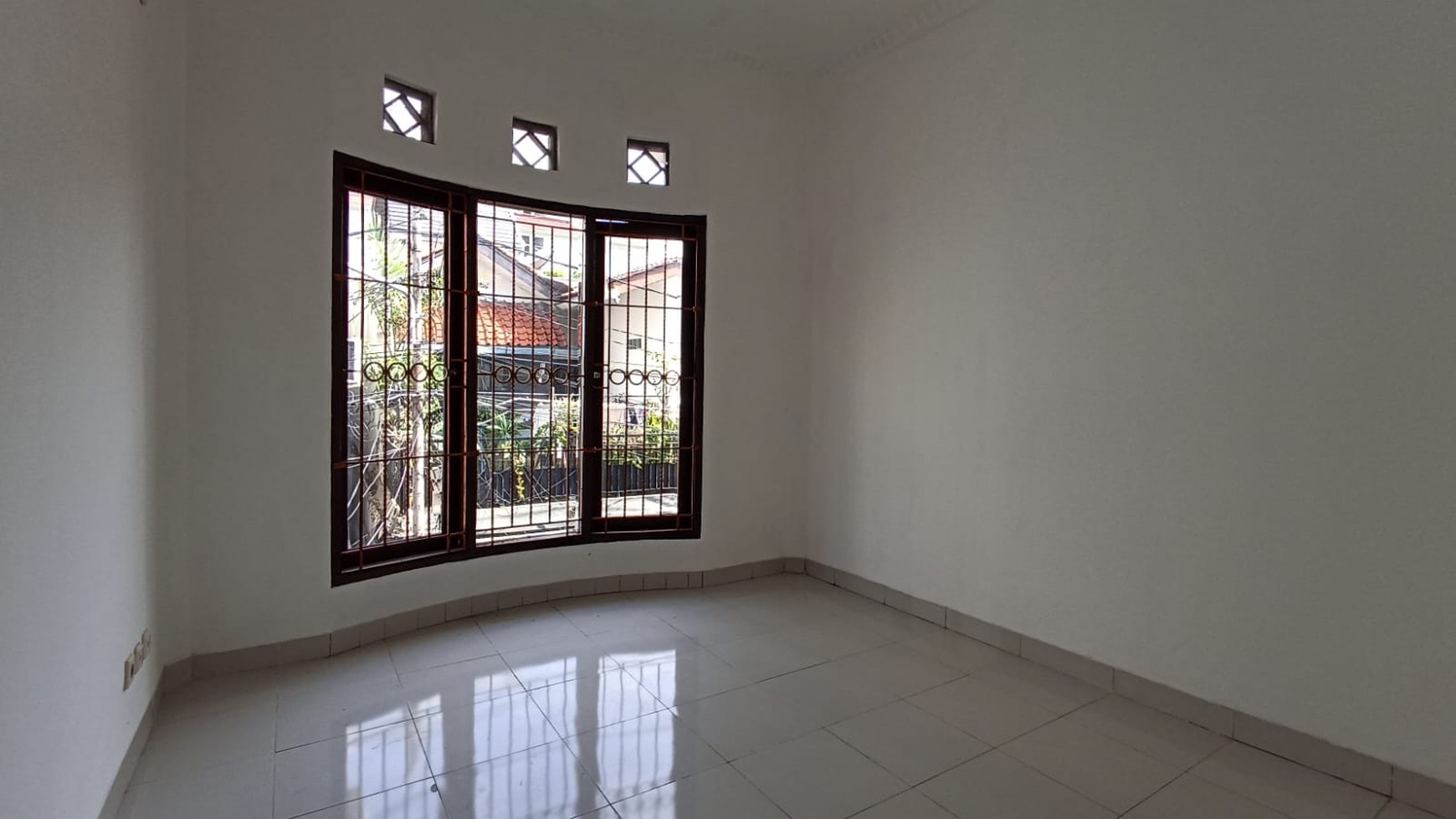 Rumah 2 Lantai 3+1 Kamar Tidur di Tebet Barat Dalam dekat MT Haryono