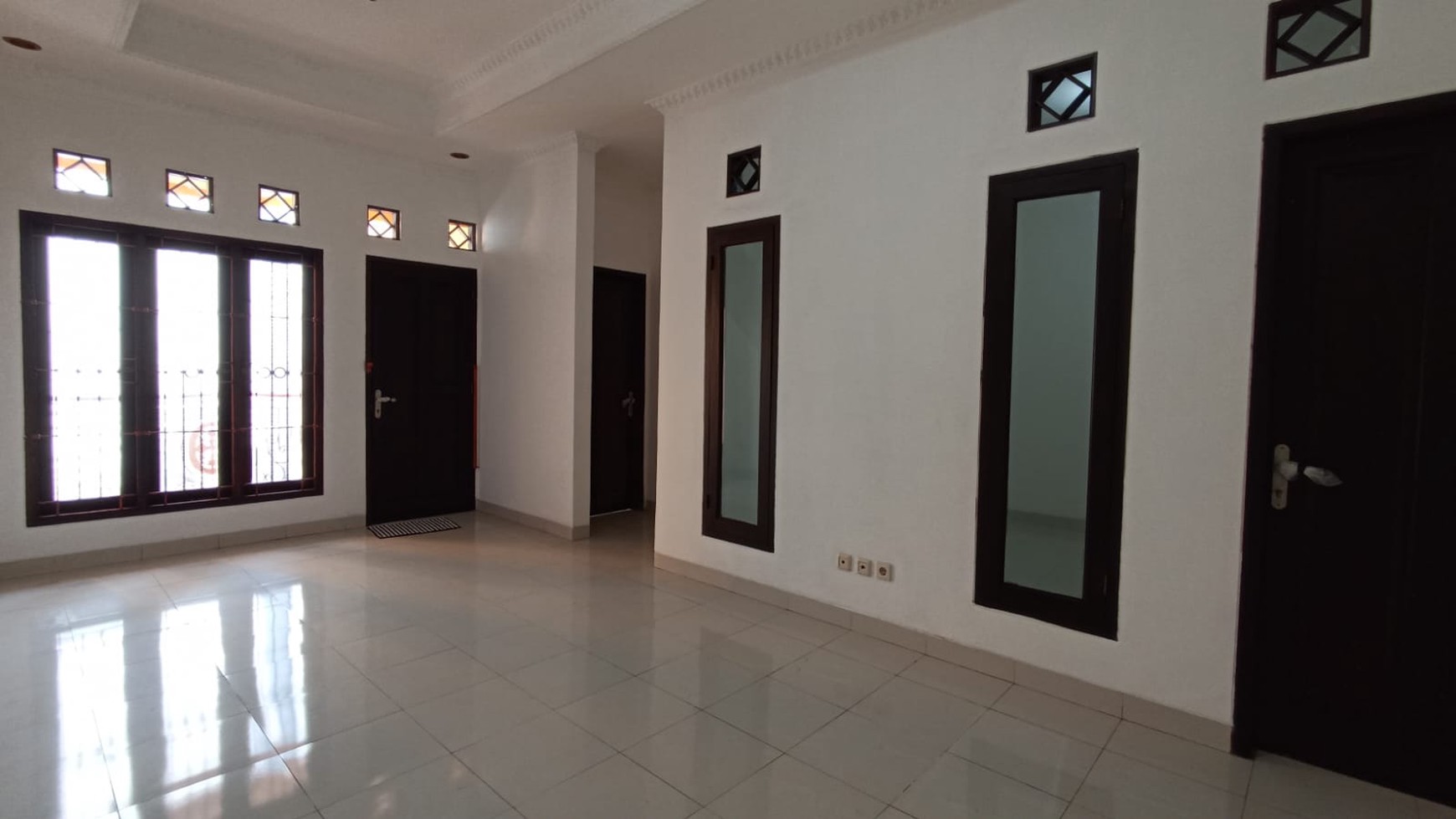 Rumah 2 Lantai 3+1 Kamar Tidur di Tebet Barat Dalam dekat MT Haryono