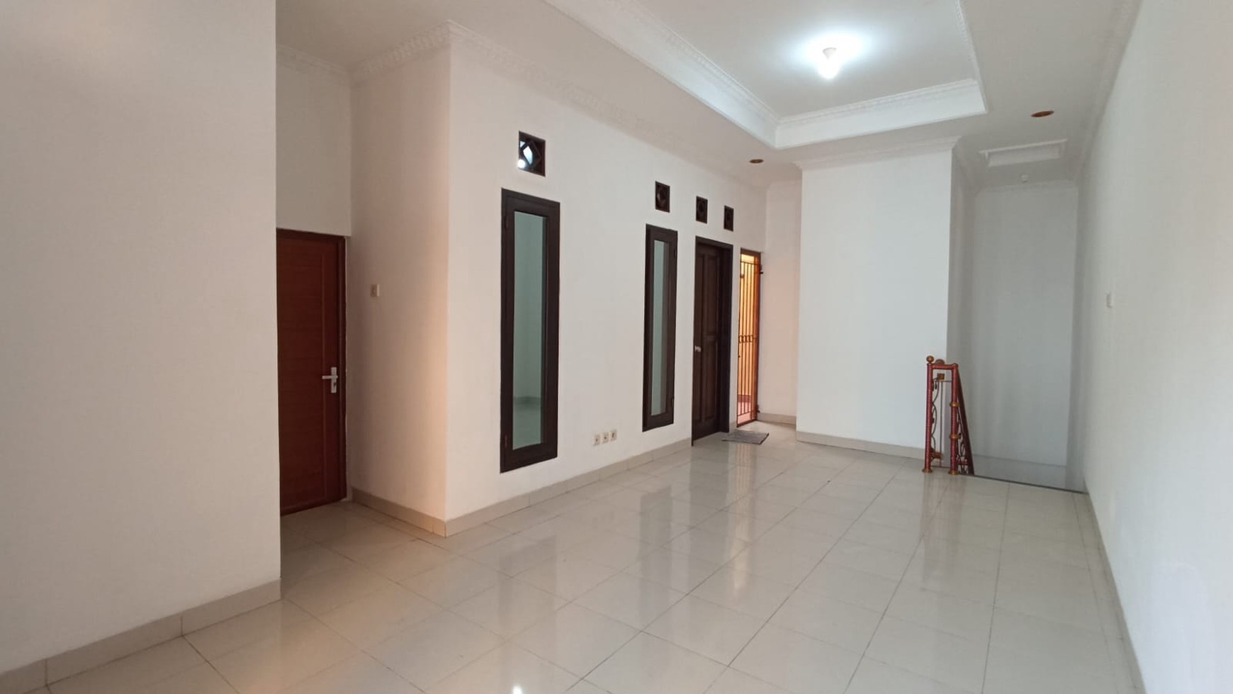 Rumah 2 Lantai 3+1 Kamar Tidur di Tebet Barat Dalam dekat MT Haryono