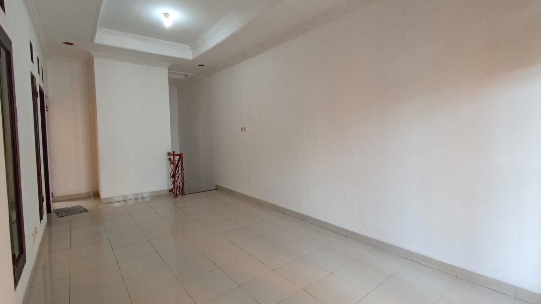 Rumah 2 Lantai 3+1 Kamar Tidur di Tebet Barat Dalam dekat MT Haryono