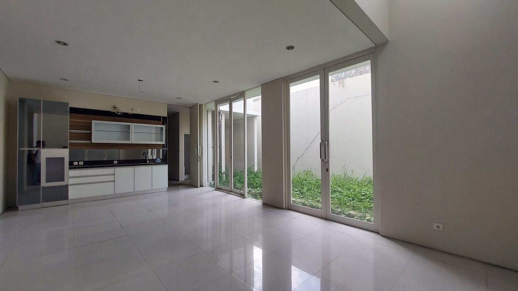 MURAH LUAS Dijual Rumah Raya Eastwood Citraland Surabaya Spesial Row Jalan Lebar 4 Mobil - Semi Furnished Modern Mewah - Garasi Carport 3 Mobil Dekat G Walk Citraland, Fresh Market , Universitas Ciput