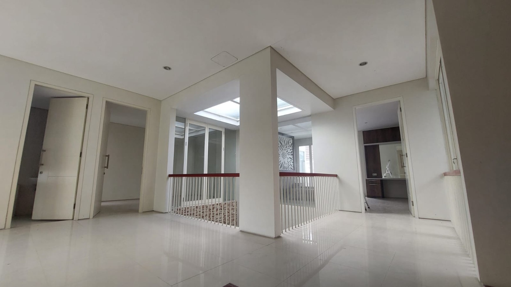 MURAH LUAS Dijual Rumah Raya Eastwood Citraland Surabaya Spesial Row Jalan Lebar 4 Mobil - Semi Furnished Modern Mewah - Garasi Carport 3 Mobil Dekat G Walk Citraland, Fresh Market , Universitas Ciput