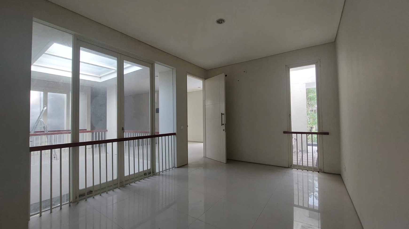 MURAH LUAS Dijual Rumah Raya Eastwood Citraland Surabaya Spesial Row Jalan Lebar 4 Mobil - Semi Furnished Modern Mewah - Garasi Carport 3 Mobil Dekat G Walk Citraland, Fresh Market , Universitas Ciput