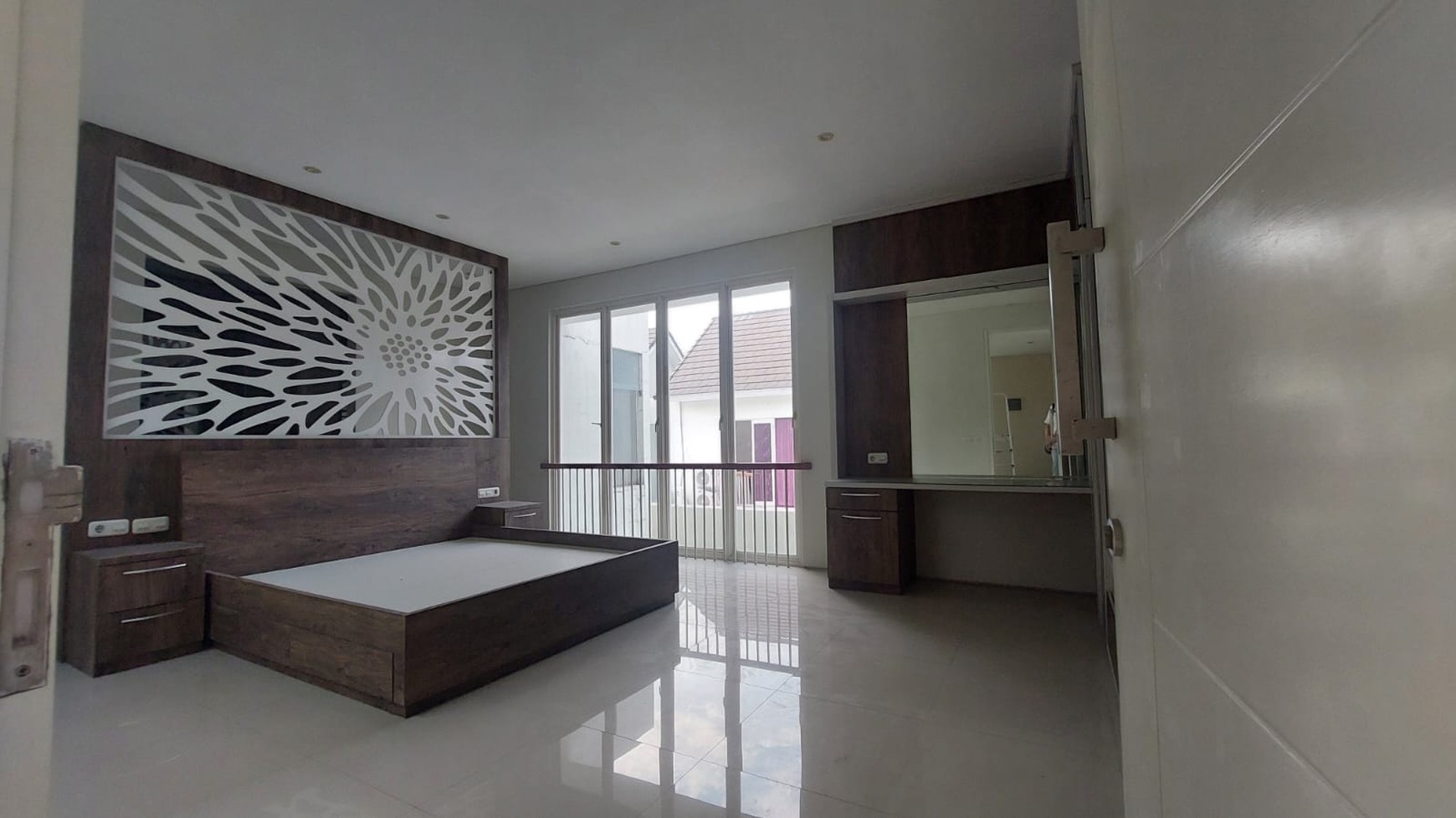 MURAH LUAS Dijual Rumah Raya Eastwood Citraland Surabaya Spesial Row Jalan Lebar 4 Mobil - Semi Furnished Modern Mewah - Garasi Carport 3 Mobil Dekat G Walk Citraland, Fresh Market , Universitas Ciput