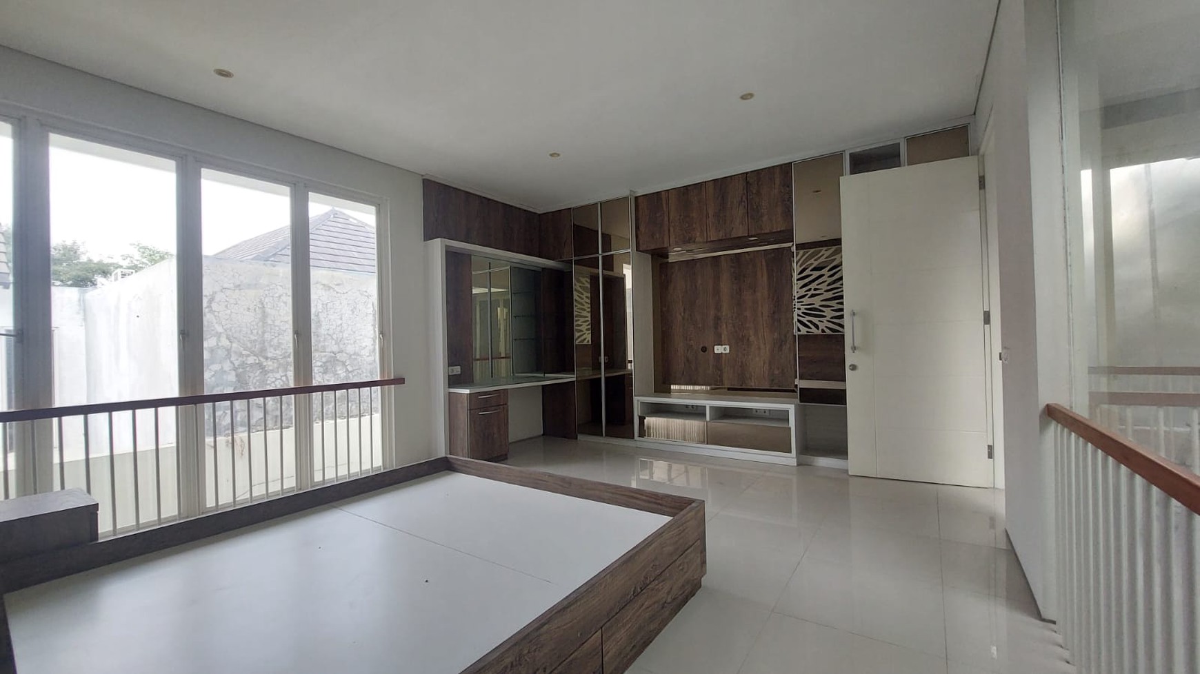 MURAH LUAS Dijual Rumah Raya Eastwood Citraland Surabaya Spesial Row Jalan Lebar 4 Mobil - Semi Furnished Modern Mewah - Garasi Carport 3 Mobil Dekat G Walk Citraland, Fresh Market , Universitas Ciput