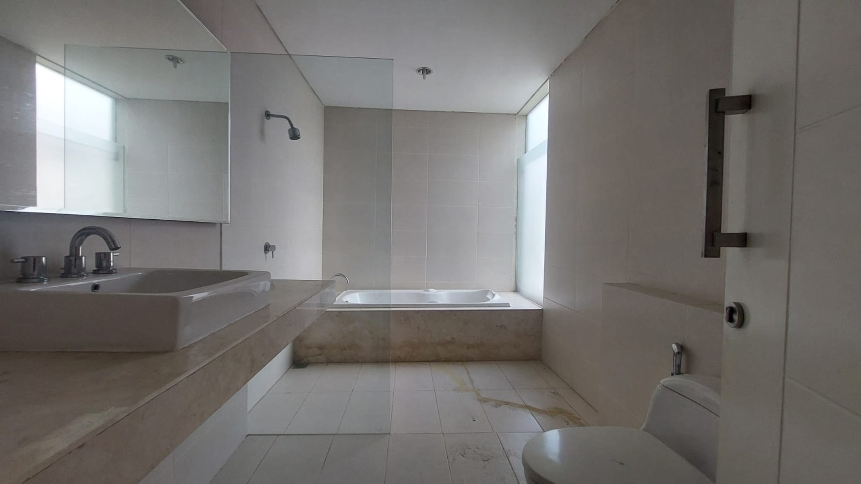 MURAH LUAS Dijual Rumah Raya Eastwood Citraland Surabaya Spesial Row Jalan Lebar 4 Mobil - Semi Furnished Modern Mewah - Garasi Carport 3 Mobil Dekat G Walk Citraland, Fresh Market , Universitas Ciput