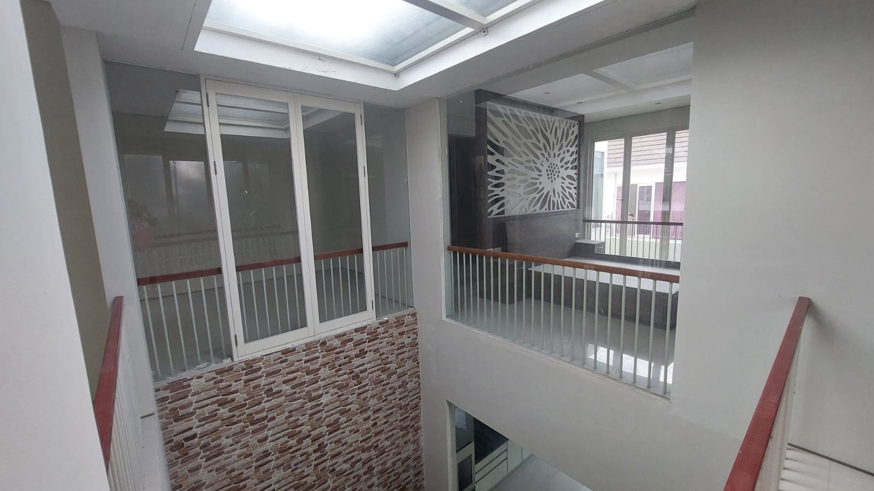 MURAH LUAS Dijual Rumah Raya Eastwood Citraland Surabaya Spesial Row Jalan Lebar 4 Mobil - Semi Furnished Modern Mewah - Garasi Carport 3 Mobil Dekat G Walk Citraland, Fresh Market , Universitas Ciput