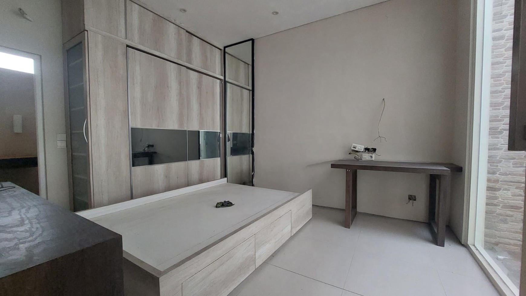 MURAH LUAS Dijual Rumah Raya Eastwood Citraland Surabaya Spesial Row Jalan Lebar 4 Mobil - Semi Furnished Modern Mewah - Garasi Carport 3 Mobil Dekat G Walk Citraland, Fresh Market , Universitas Ciput
