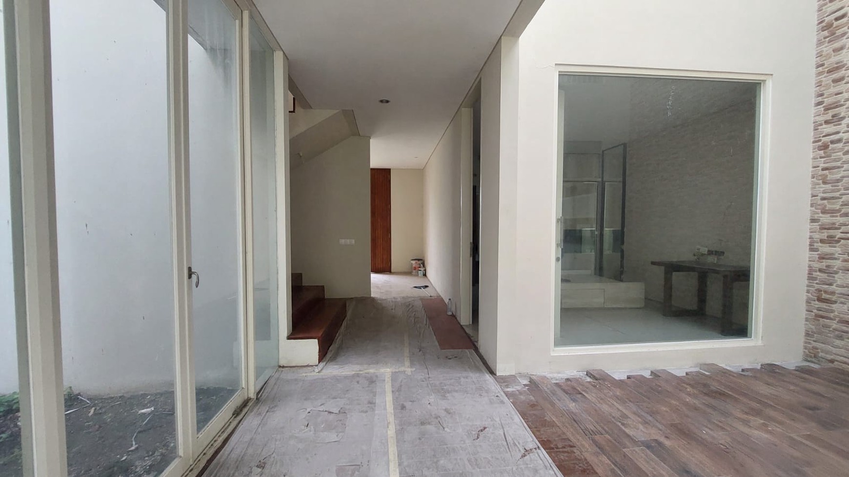 MURAH LUAS Dijual Rumah Raya Eastwood Citraland Surabaya Spesial Row Jalan Lebar 4 Mobil - Semi Furnished Modern Mewah - Garasi Carport 3 Mobil Dekat G Walk Citraland, Fresh Market , Universitas Ciput