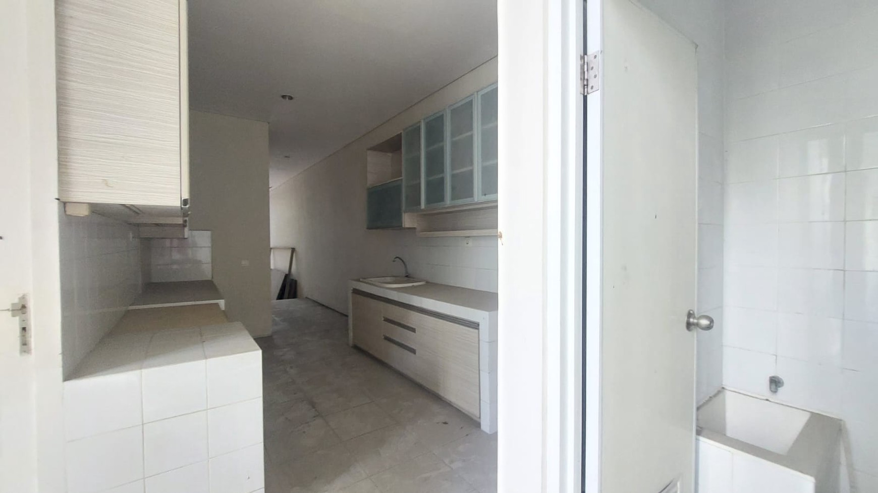 MURAH LUAS Dijual Rumah Raya Eastwood Citraland Surabaya Spesial Row Jalan Lebar 4 Mobil - Semi Furnished Modern Mewah - Garasi Carport 3 Mobil Dekat G Walk Citraland, Fresh Market , Universitas Ciput