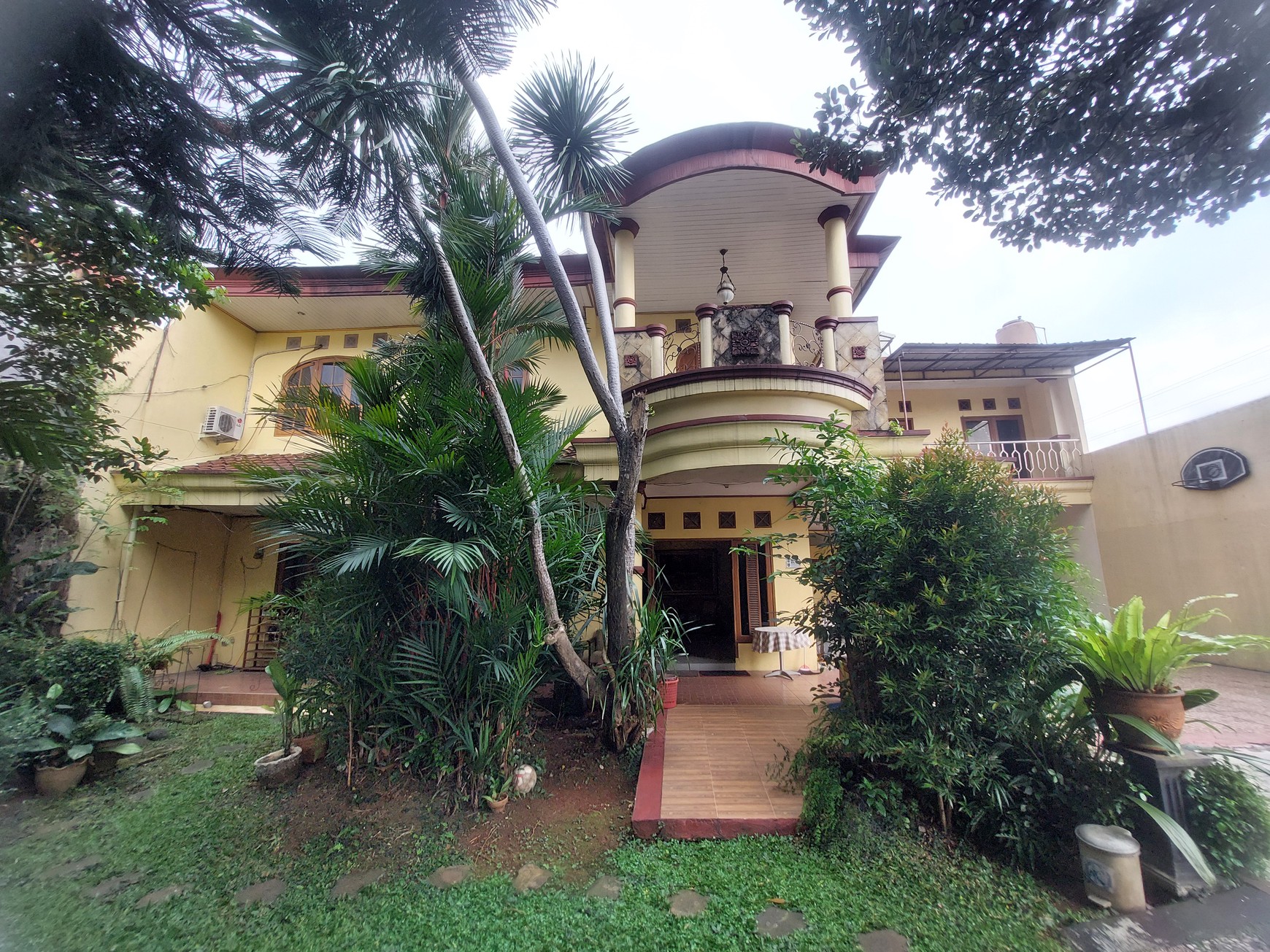 Rumah Besar dan Luas di Villa Pertiwi Depok