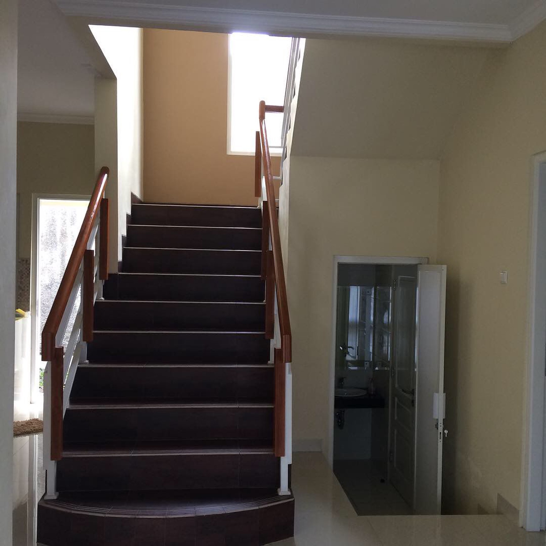 Rumah Tinggal Semi Furnish Di Dalam Perumahan Taman Merapi