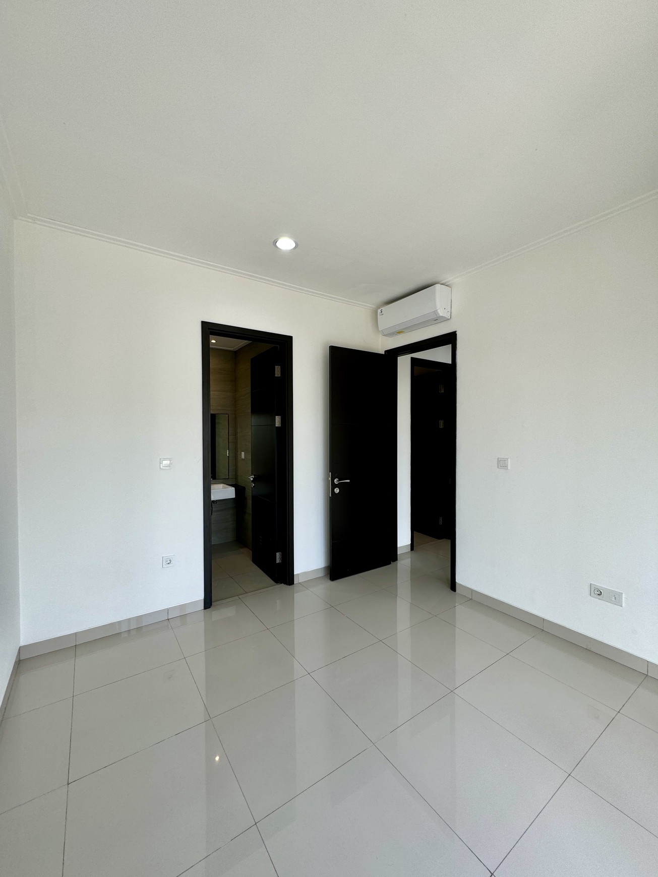Dijual Rumah di Pik 2, Cluster Riverside