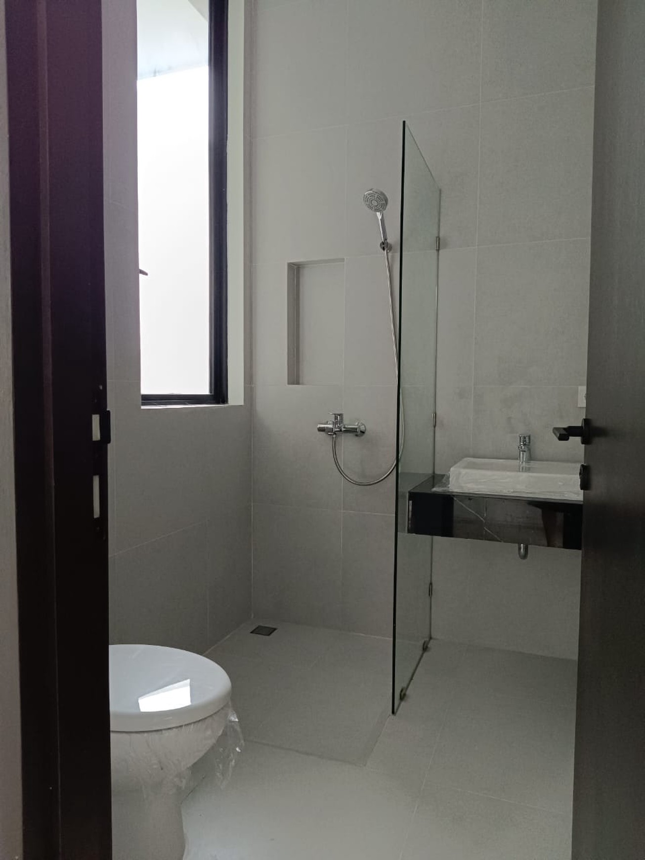 3 Milyar Dijual Rumah Baru District 9 Surabaya Smart Home - Smart Solar Sistem - Modern 2 Lantai Siap Huni