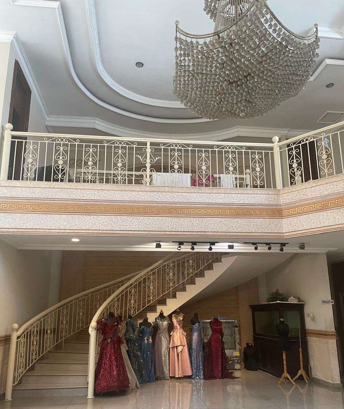 Rumah 2 Lantai Dijual Murah dan Mewah  di Puncak Permai Surabaya Dekat dengan PTC, Dekat area Komersil, Dekat Pasar Modern, Dekat Pintu Tol