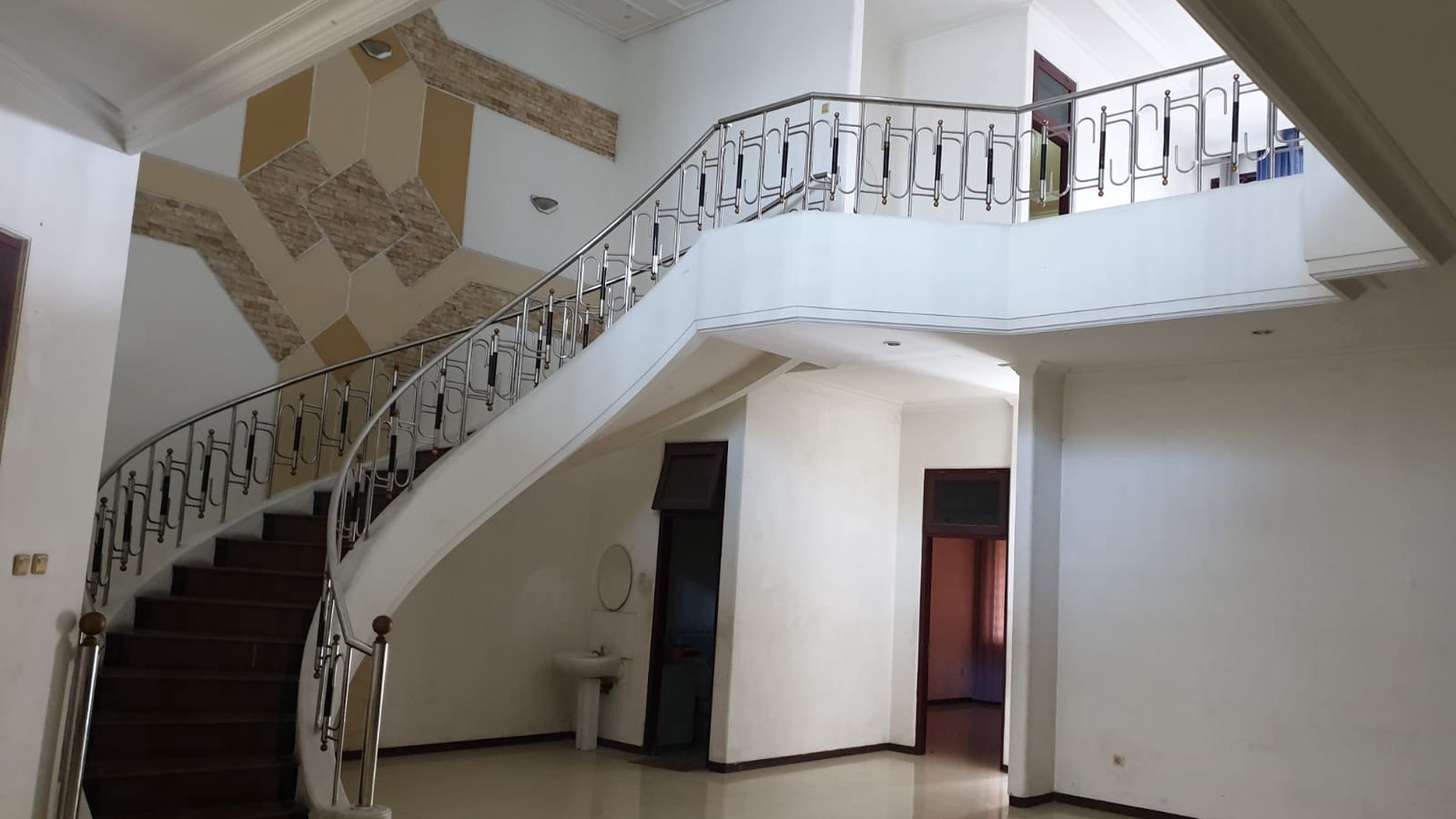 Rumah 2 Lantai Dijual Murah dan Mewah  di Puncak Permai Surabaya Dekat dengan PTC, Dekat area Komersil, Dekat Pasar Modern, Dekat Pintu Tol
