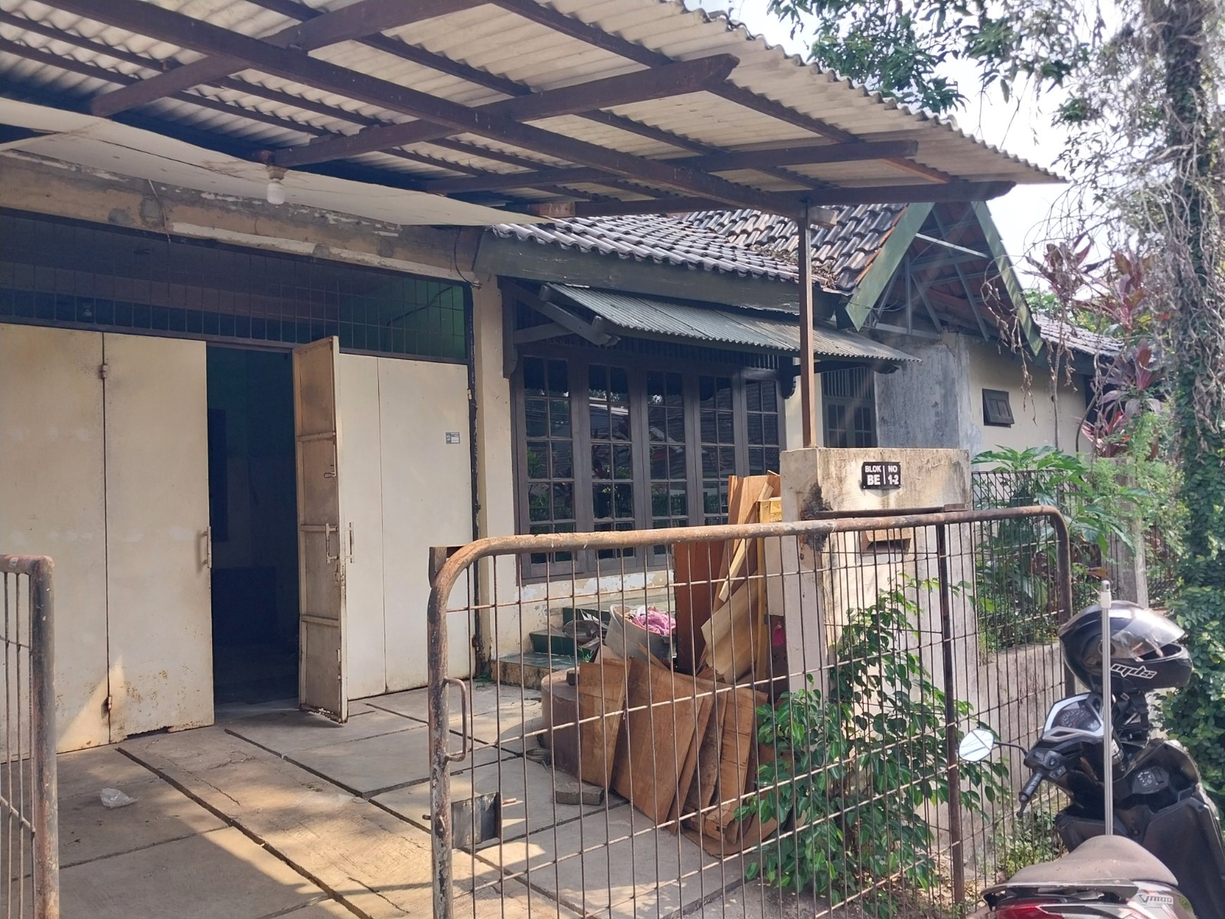 perlu renovasi luas tanah besar jual cepat rumah strategis hanya 1.750 M Griya Loka BSD City