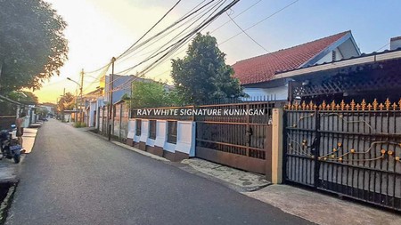 Dijual Rumah Multifungsi di Duren Sawit - Lokasi Nyaman & Komersial