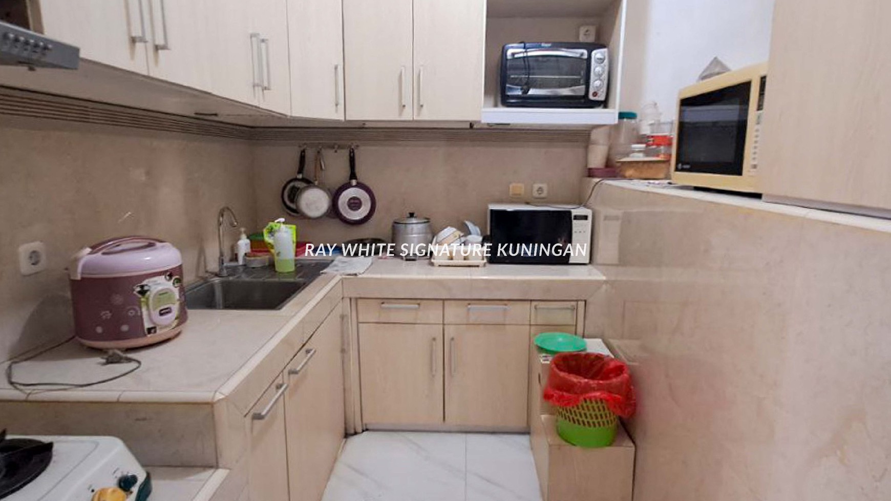 Dijual Rumah Multifungsi di Duren Sawit - Lokasi Nyaman & Komersial