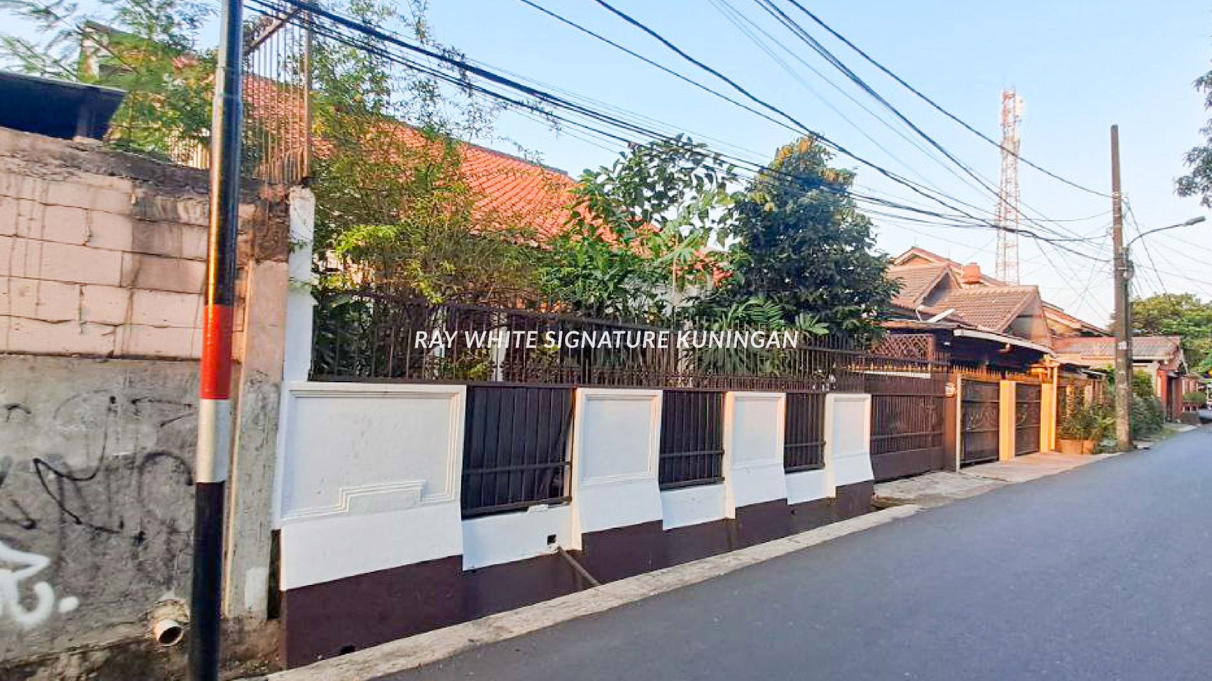 Dijual Rumah Multifungsi di Duren Sawit - Lokasi Nyaman & Komersial