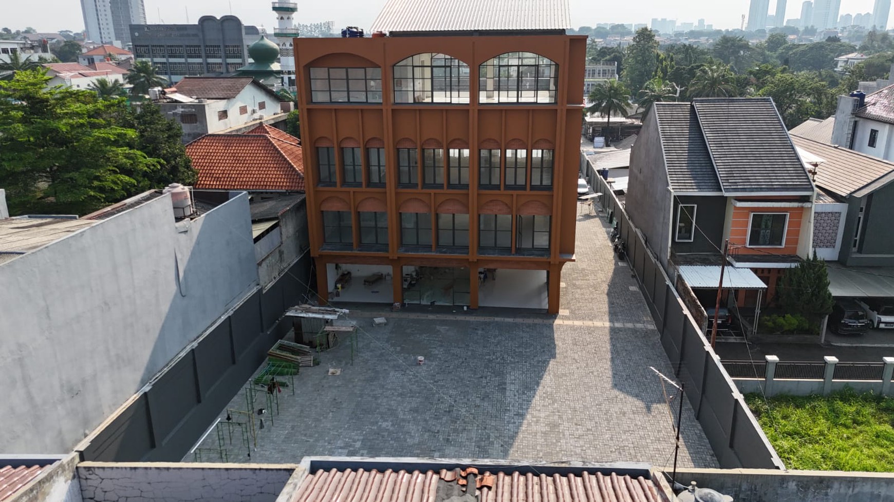 Gedung Di Lokasi Strategis Di Jl Harsono RM Ragunan Jakarta Selatan