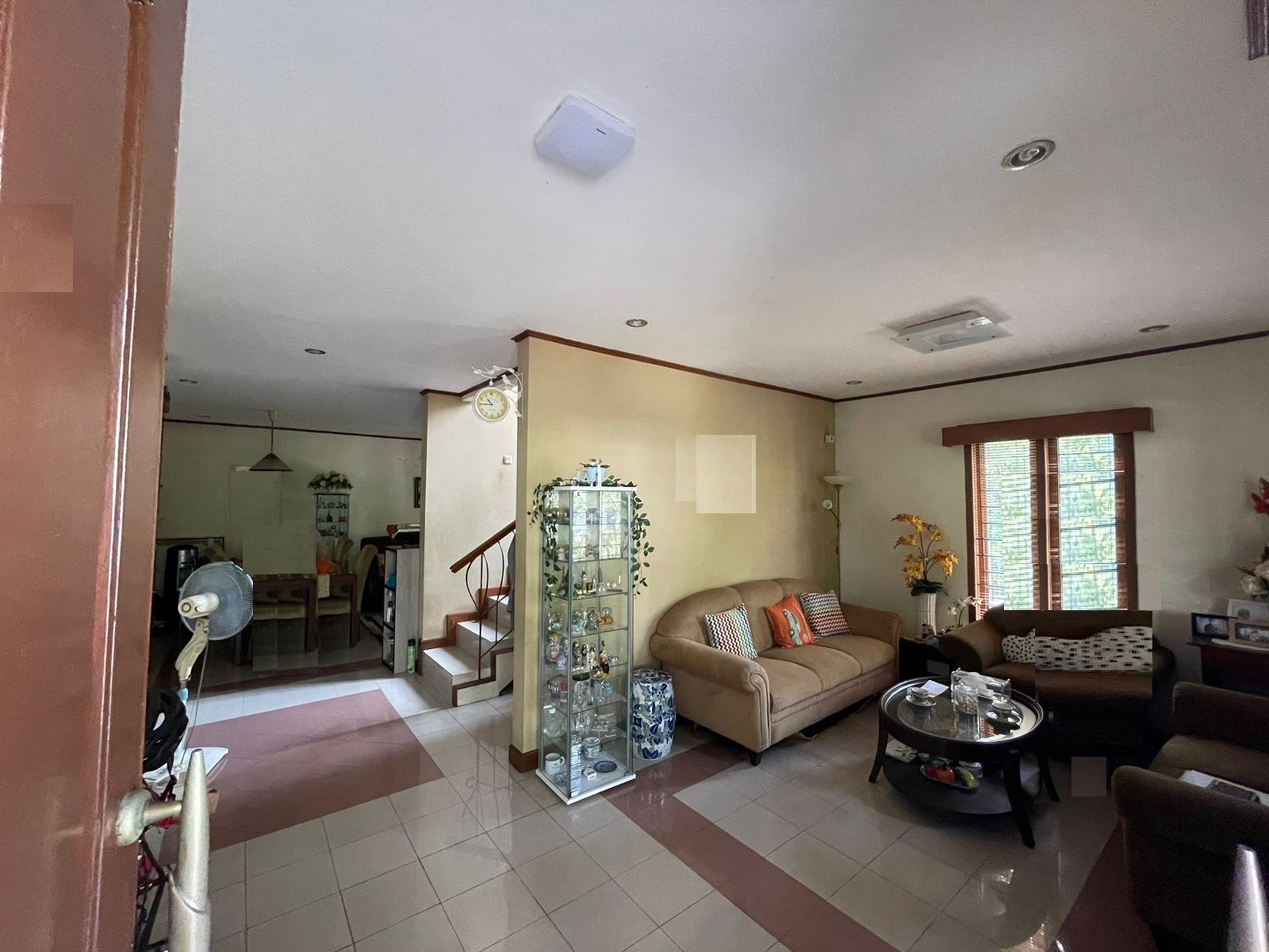 Rumah 2 lantai, posisi di hoek, siap huni, lokasi strategis di Bintaro Sektor 9