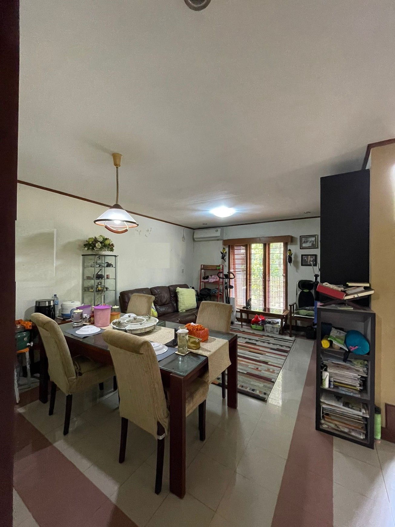 Rumah 2 lantai, posisi di hoek, siap huni, lokasi strategis di Bintaro Sektor 9