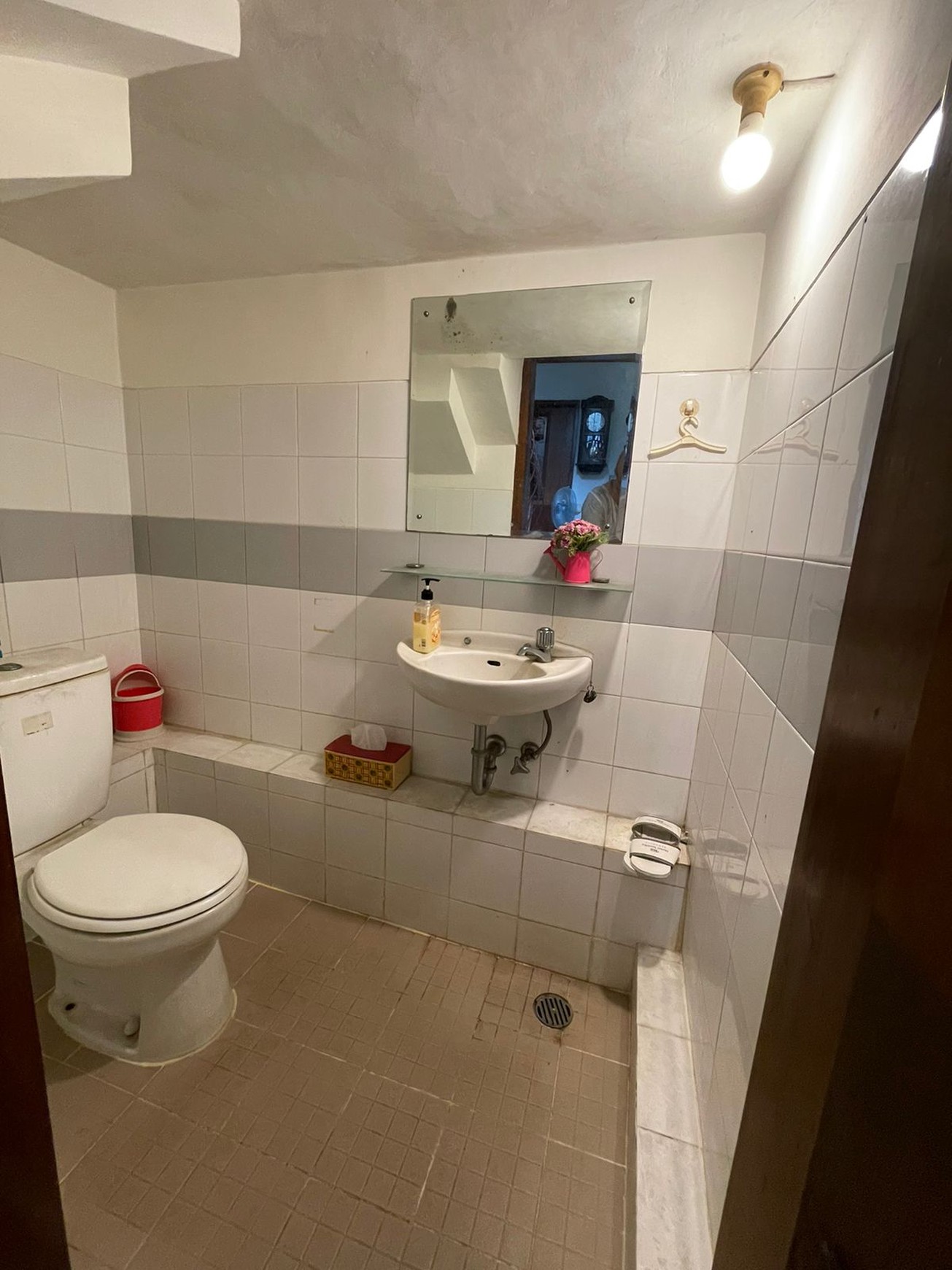 Rumah 2 lantai, posisi di hoek, siap huni, lokasi strategis di Bintaro Sektor 9