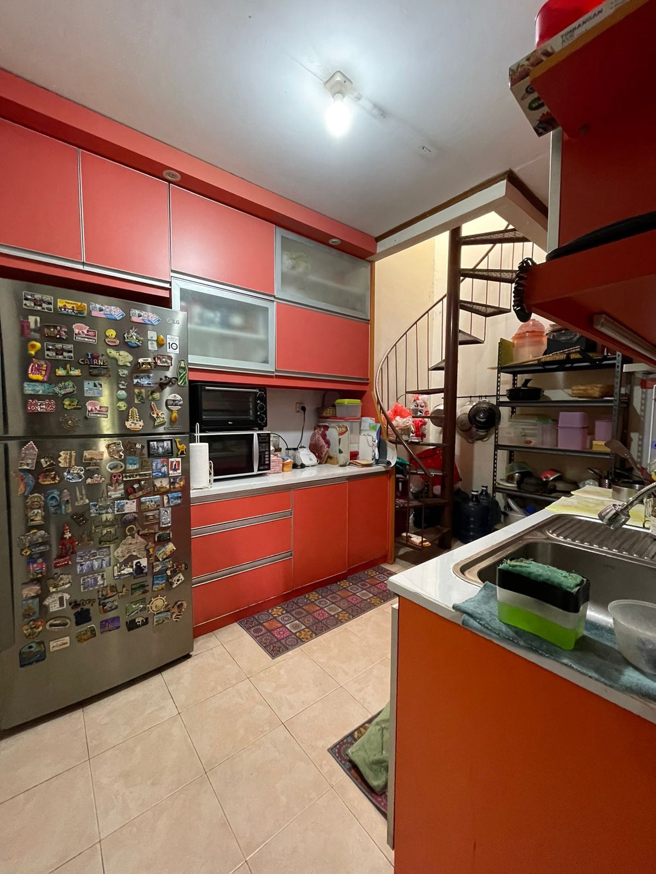 Rumah 2 lantai, posisi di hoek, siap huni, lokasi strategis di Bintaro Sektor 9