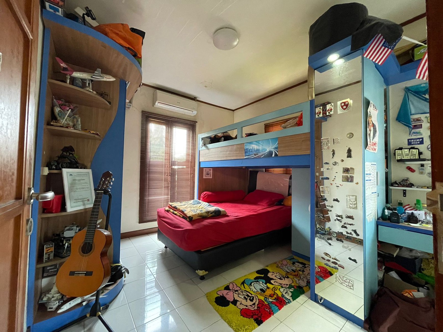 Rumah 2 lantai, posisi di hoek, siap huni, lokasi strategis di Bintaro Sektor 9