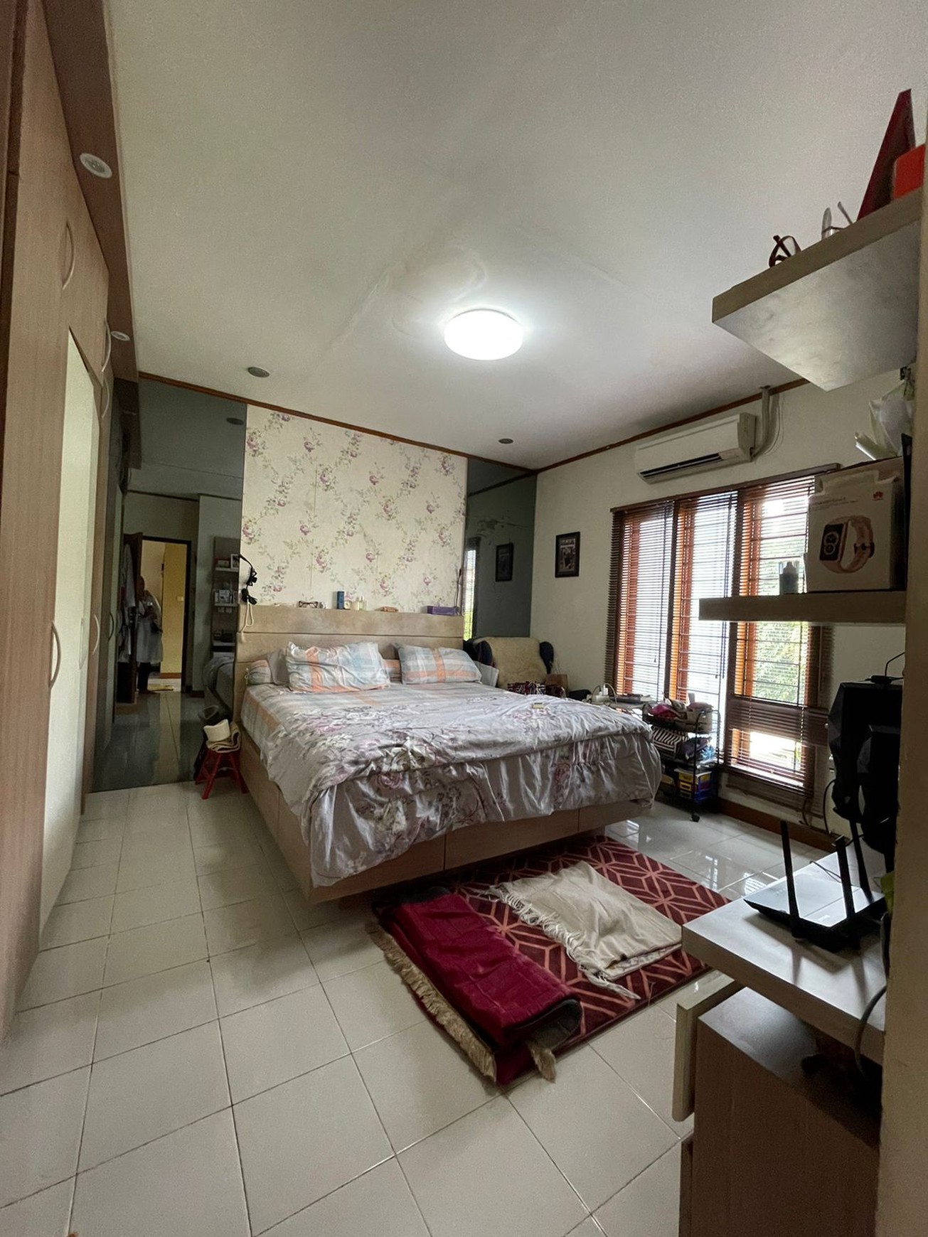 Rumah 2 lantai, posisi di hoek, siap huni, lokasi strategis di Bintaro Sektor 9