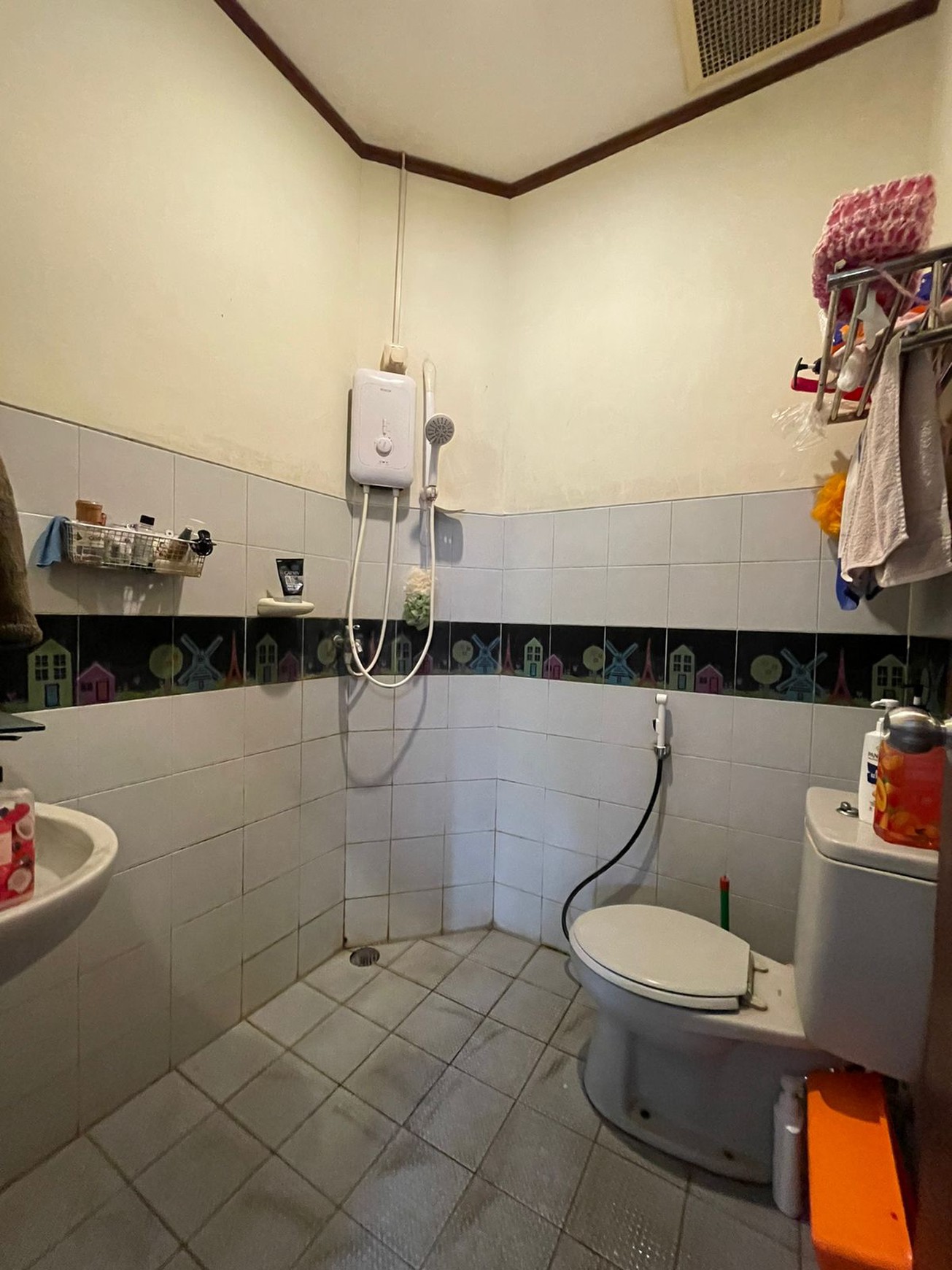 Rumah 2 lantai, posisi di hoek, siap huni, lokasi strategis di Bintaro Sektor 9