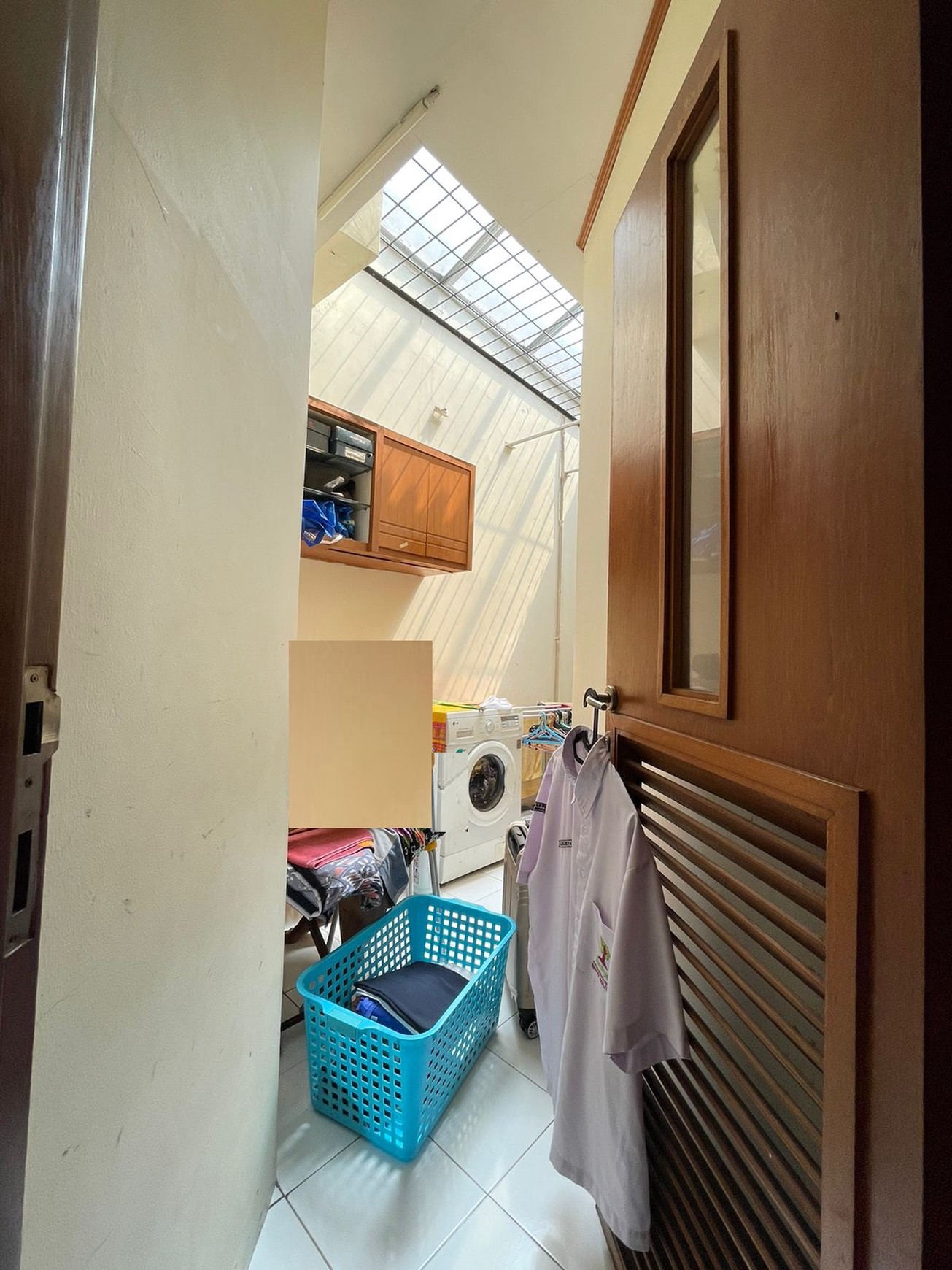 Rumah 2 lantai, posisi di hoek, siap huni, lokasi strategis di Bintaro Sektor 9