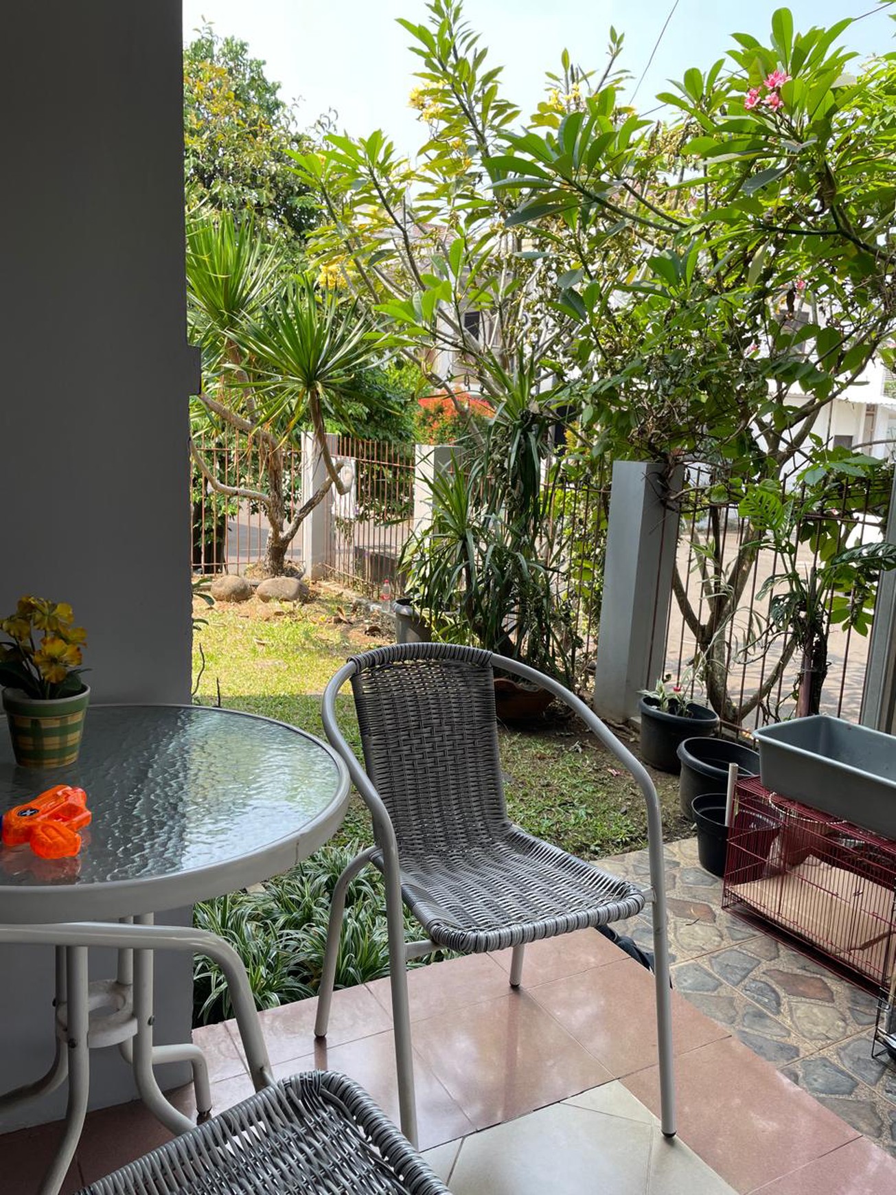 Rumah 2 lantai, posisi di hoek, siap huni, lokasi strategis di Bintaro Sektor 9